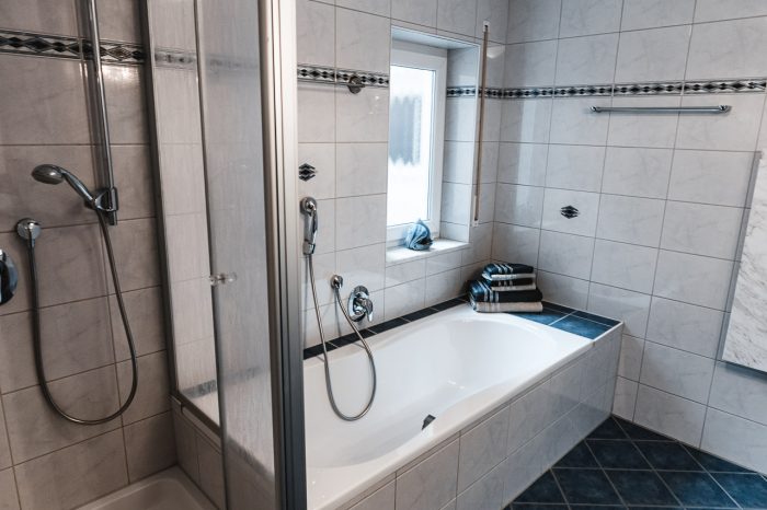 Dusche & Badewanne